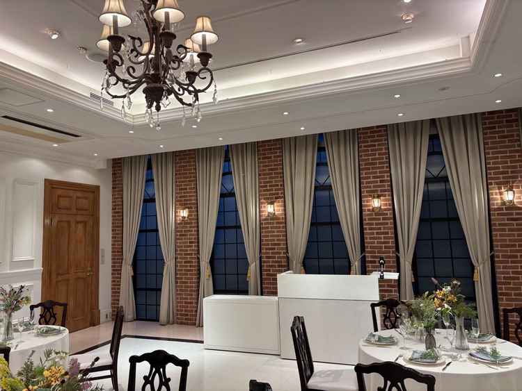 レンガ模様の壁と壁についている照明がハリーポッターっぽくて素敵でした。