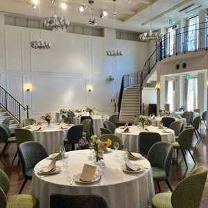 披露宴会場のプロヴァンスです。白を基調にしていて柔らかい印象です。