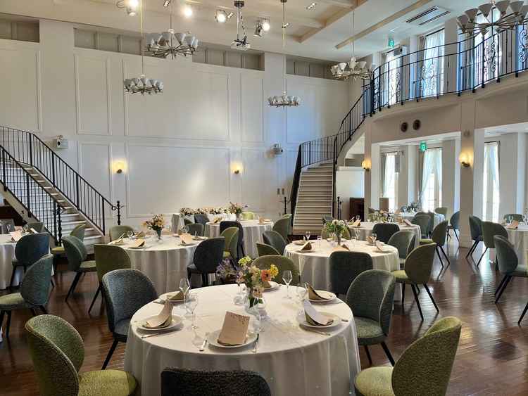 披露宴会場のプロヴァンスです。白を基調にしていて柔らかい印象です。