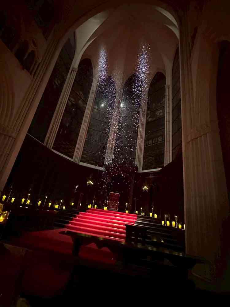 結婚式の退場の際にしてくださる演出のひとつでこの時は花びらが上から降ってきました。とても素敵でした