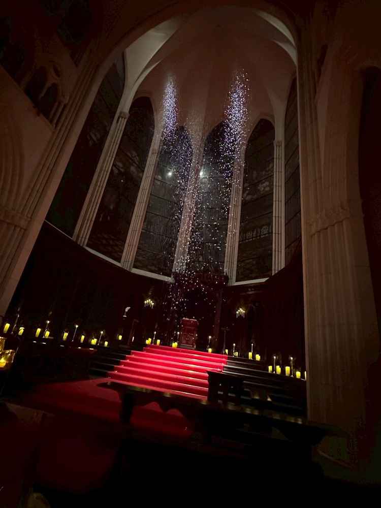 結婚式の退場の際にしてくださる演出のひとつでこの時は花びらが上から降ってきました。とても素敵でした