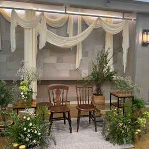 新郎新婦が座る高砂、ソファーやチェアーなど色々な種類から選べる！お花も選べます