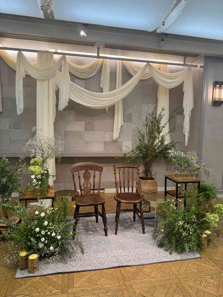 新郎新婦が座る高砂、ソファーやチェアーなど色々な種類から選べる！お花も選べます