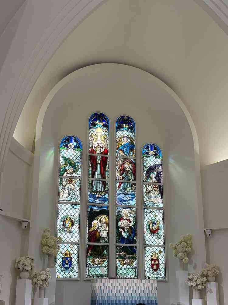 ステンドグラスが豪華でした。駐車場^_^ゃ