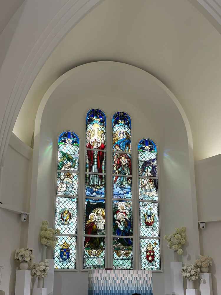 ステンドグラスが豪華でした。駐車場^_^ゃ