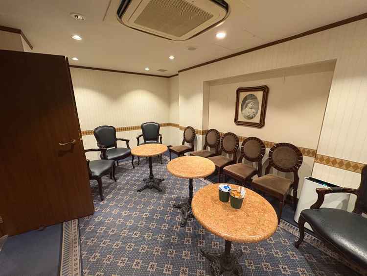 親族控室。かなり狭いと感じた。もう一部屋あるが、そちらも狭め。