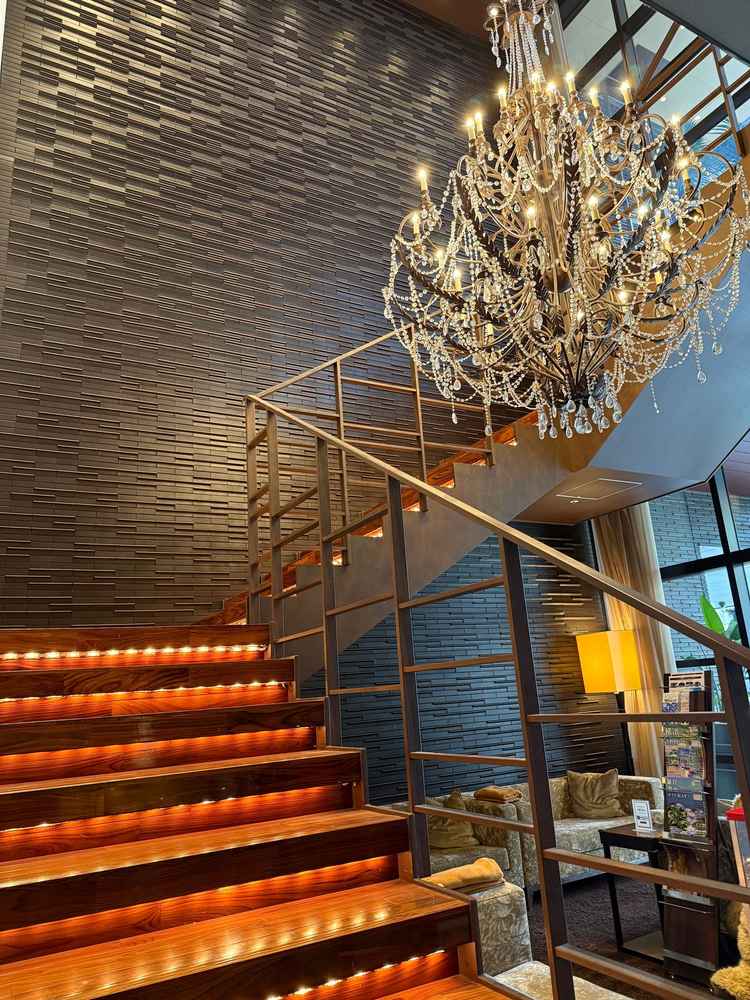 シャンデリアと赤いライトでウェディングドレスが映えそうな階段。