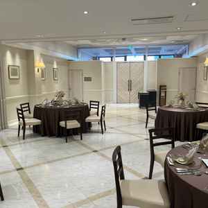 ゲストを間近で感じられる少人数用のアットホームな披露宴会場（スーラオリヴィエ）