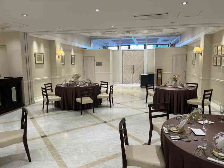 ゲストを間近で感じられる少人数用のアットホームな披露宴会場（スーラオリヴィエ）