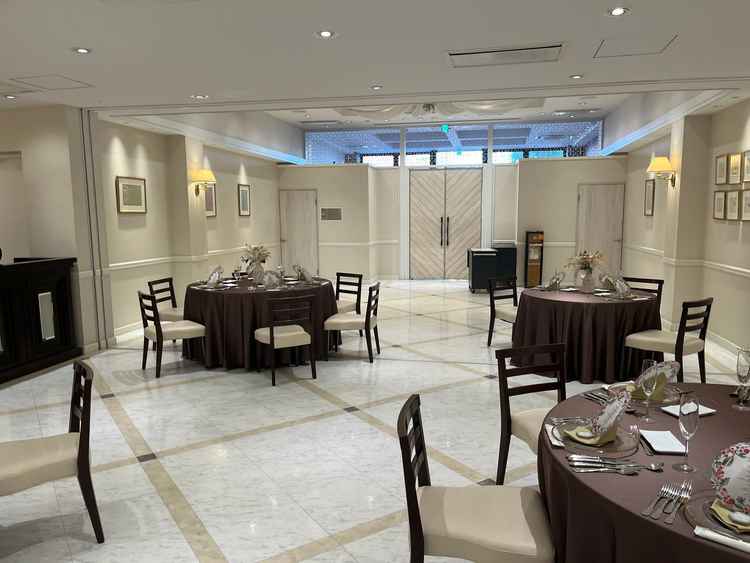 ゲストを間近で感じられる少人数用のアットホームな披露宴会場（スーラオリヴィエ）