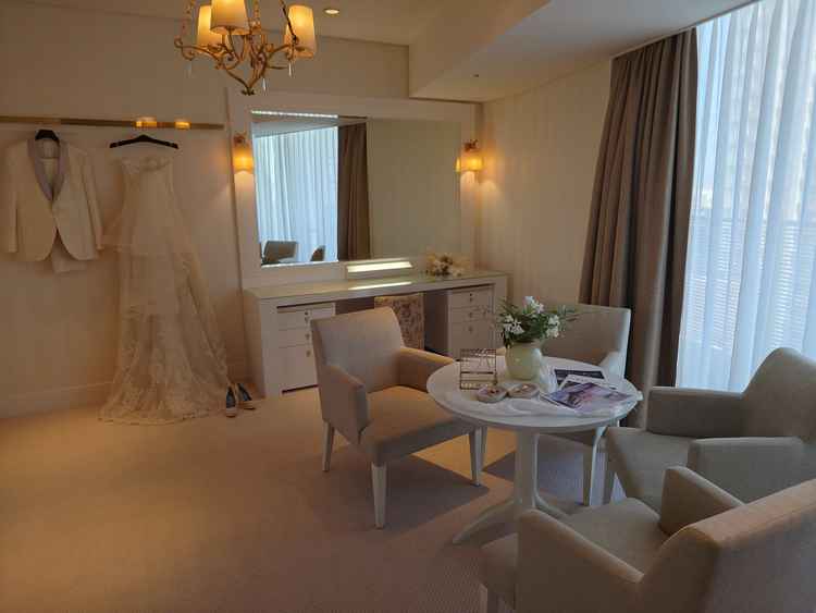 ブライズルームです。お部屋と繋がっていて、準備の間でも行き来できます。式後に大切な人を呼べるようです