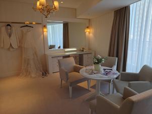 ブライズルームです。お部屋と繋がっていて、準備の間でも行き来できます。式後に大切な人を呼べるようです