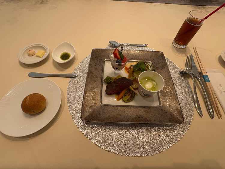 実際の料理を試食。肉も魚も食べ応えあり、豪華な盛り付けで美味しかったです。