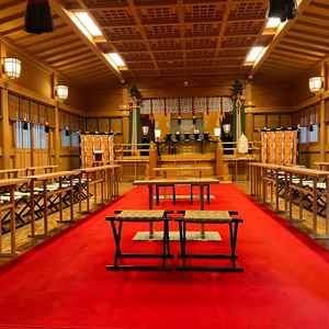 明治神宮の神殿です。参拝客が通る場所から奥まった別空間にあるため、非常に静かで落ち着いた空間です。