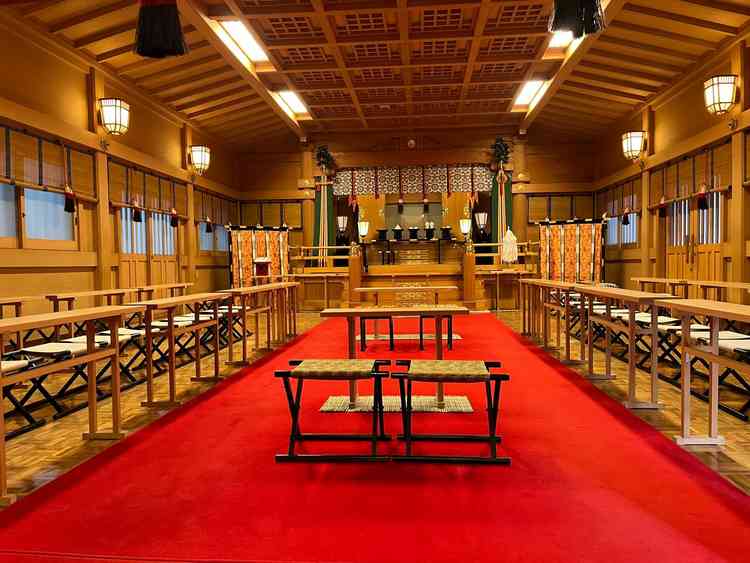 明治神宮の神殿です。参拝客が通る場所から奥まった別空間にあるため、非常に静かで落ち着いた空間です。