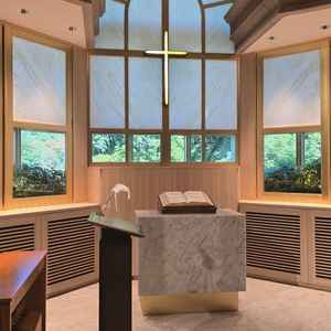 ホテルの中とは思えないほど開放的で、天井も高いチャペルでした。