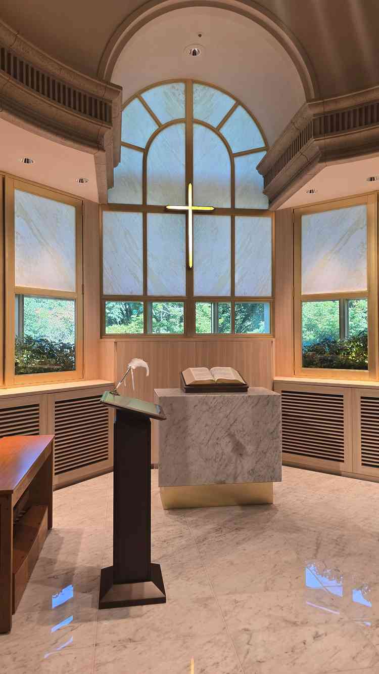 ホテルの中とは思えないほど開放的で、天井も高いチャペルでした。