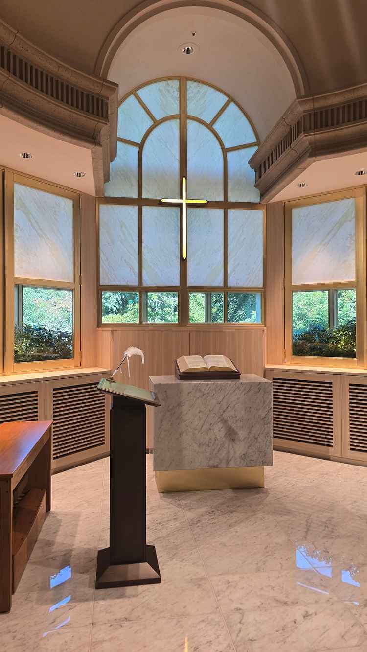 ホテルの中とは思えないほど開放的で、天井も高いチャペルでした。