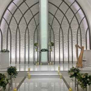 白を基調とした王道で特別感がある挙式会場だと思いました。天井が高く星空にしたときにとても映えました。