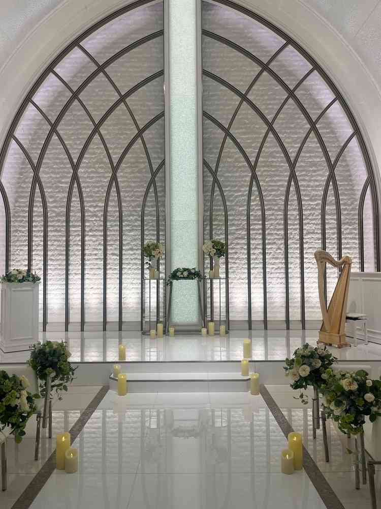 白を基調とした王道で特別感がある挙式会場だと思いました。天井が高く星空にしたときにとても映えました。