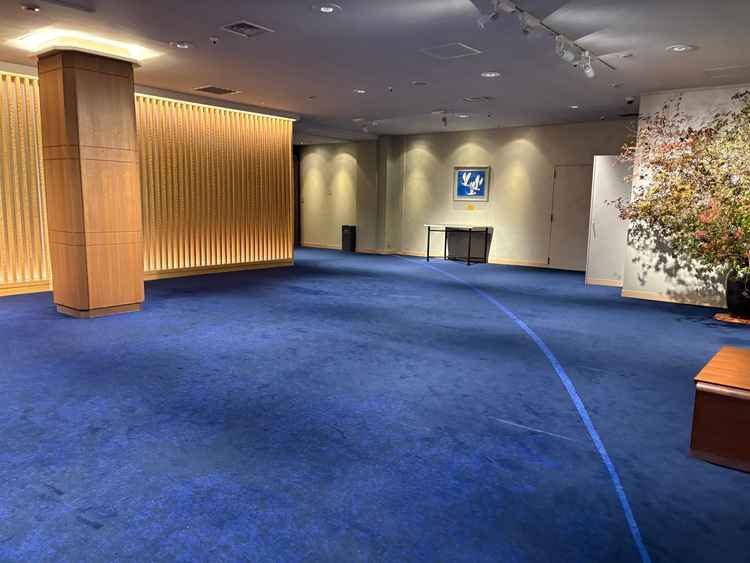 通路の床はブルーで統一されています。建物入ってすぐの印象的な階段と同じ色でもあり、高級感を感じます。