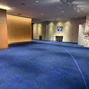 通路の床はブルーで統一されています。建物入ってすぐの印象的な階段と同じ色でもあり、高級感を感じます。