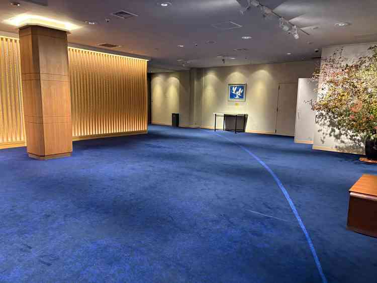 通路の床はブルーで統一されています。建物入ってすぐの印象的な階段と同じ色でもあり、高級感を感じます。