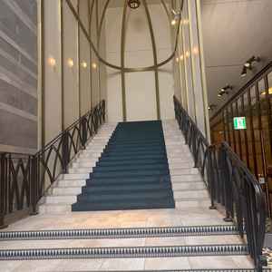 チャペルからの披露宴会場までの動線もかなりスムーズで、そのまま素敵な階段に続いていて便利。