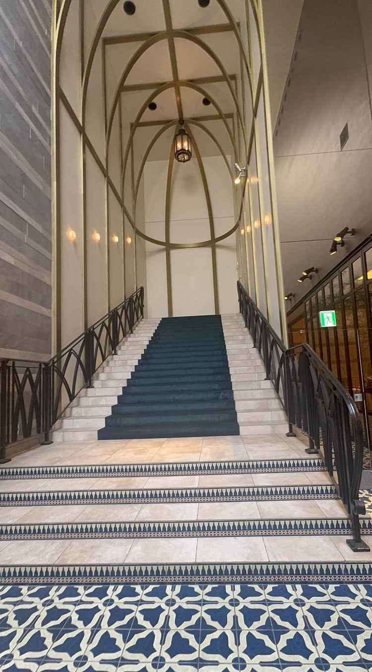チャペルからの披露宴会場までの動線もかなりスムーズで、そのまま素敵な階段に続いていて便利。