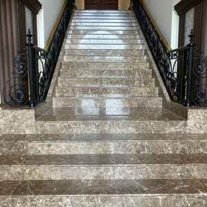 大階段の写真です。日当たりが良く明るい雰囲気が印象的でした。