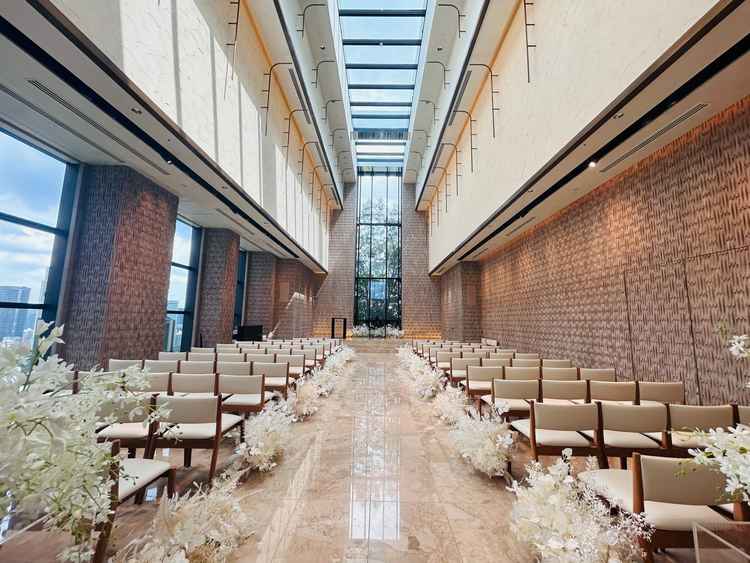 ホテル内でありながら天井が非常に高く、自然光がたっぷり入る設計のチャペル。