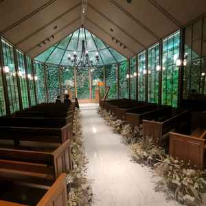 チャペルは木のぬくもりと窓一面の緑がとても落ち着くおしゃれな雰囲気で、ハープの生演奏もしてくれます。