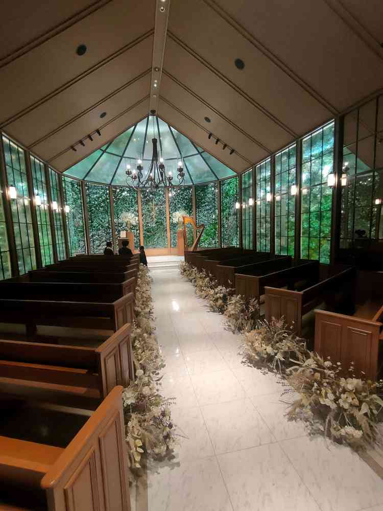 チャペルは木のぬくもりと窓一面の緑がとても落ち着くおしゃれな雰囲気で、ハープの生演奏もしてくれます。