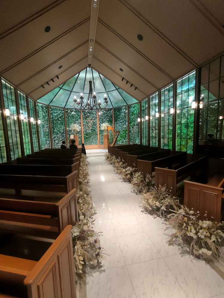 チャペルは木のぬくもりと窓一面の緑がとても落ち着くおしゃれな雰囲気で、ハープの生演奏もしてくれます。