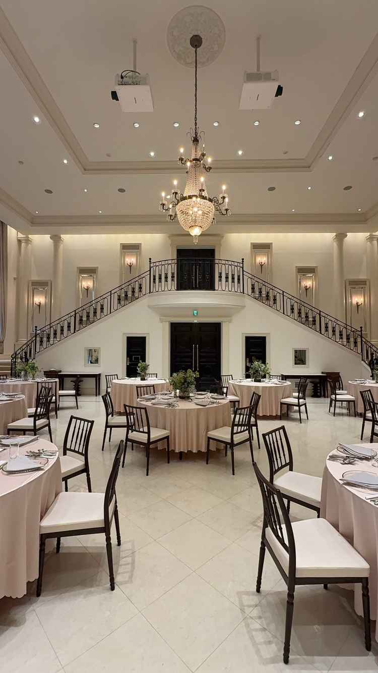 縦長ではなく距離が近くで楽しめる披露宴会場で良かった。両端の階段、扉も2箇所と演出にこだわれそう。