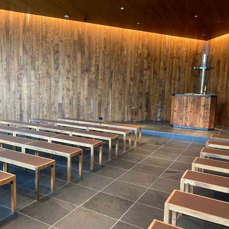 チャペルの内装も木目調で統一されており、お洒落すぎず、ナチュラルで落ち着いた印象。