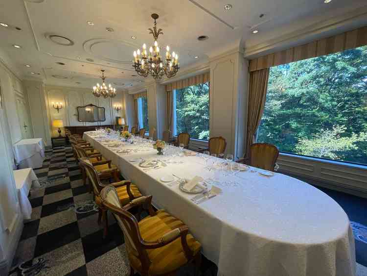 披露宴会場、菊の間。右後ろにニューオータニ名物の庭園と滝が臨める。