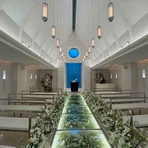 床のガラスに反射するのがとても素敵でした。お花もいっぱいで魅力的でした。