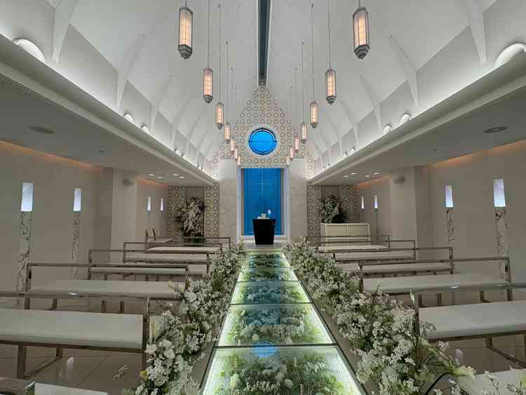 床のガラスに反射するのがとても素敵でした。お花もいっぱいで魅力的でした。