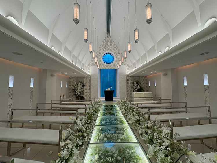 床のガラスに反射するのがとても素敵でした。お花もいっぱいで魅力的でした。