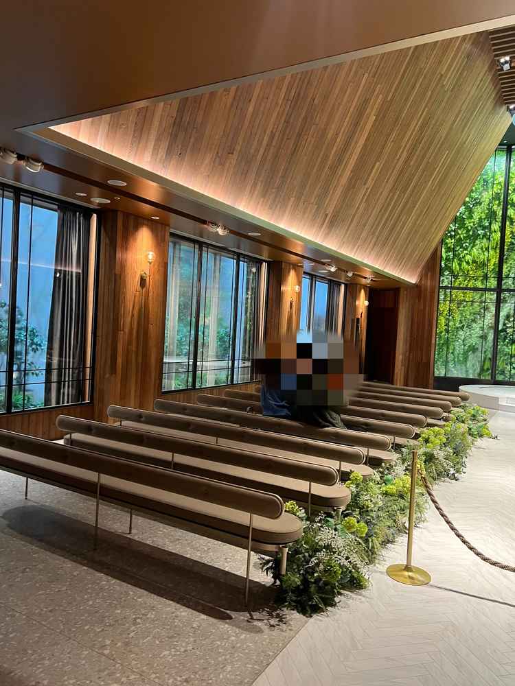 チャペル側面の緑は本物とのことで、外光も入ってくる室内でした。