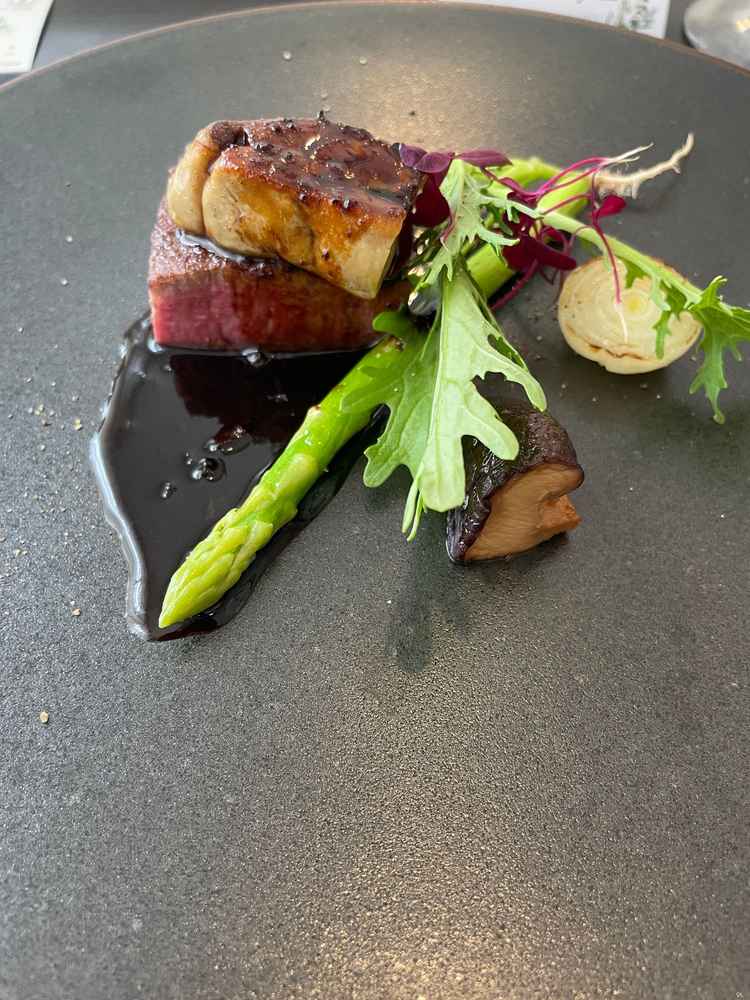 牛フィレのお肉の上にフォアグラがのった料理