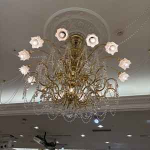 披露宴会場は複数あり、会場ごとにシャンデリアが違う。こちらは私が気に入った花型のもの。