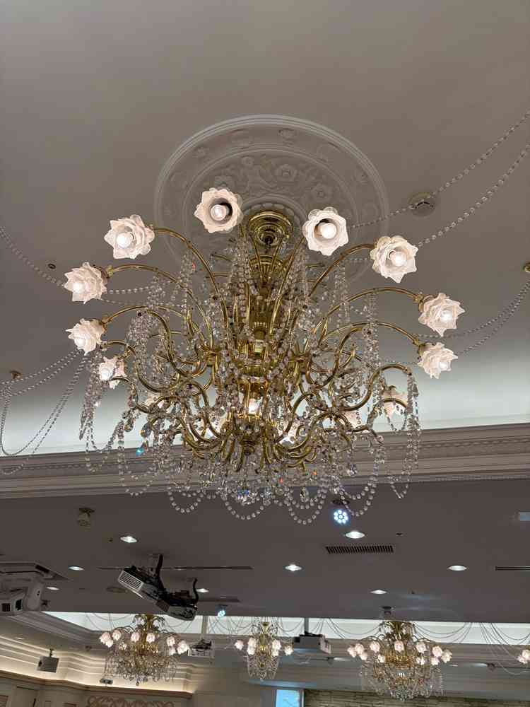 披露宴会場は複数あり、会場ごとにシャンデリアが違う。こちらは私が気に入った花型のもの。