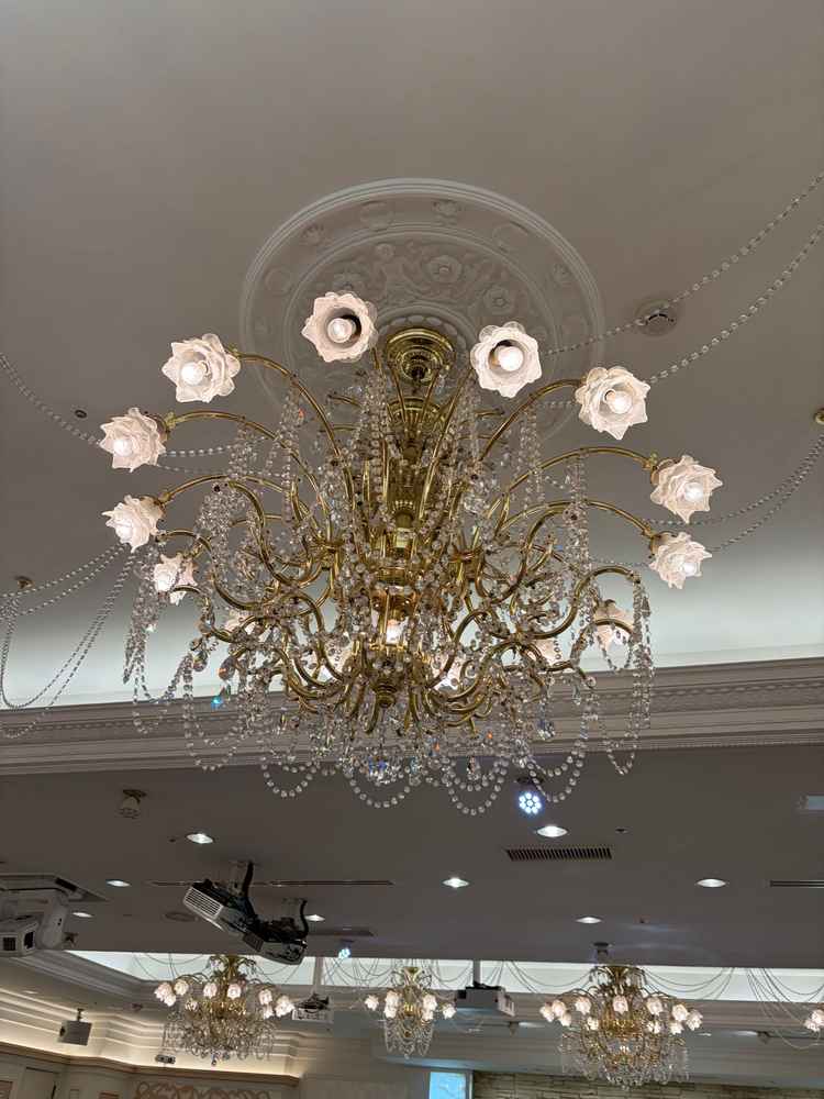 披露宴会場は複数あり、会場ごとにシャンデリアが違う。こちらは私が気に入った花型のもの。