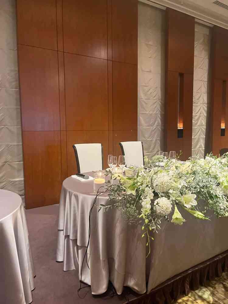 会場全体との調和が取れた高砂で、主役が自然に引き立つ洗練された空間だと感じました。