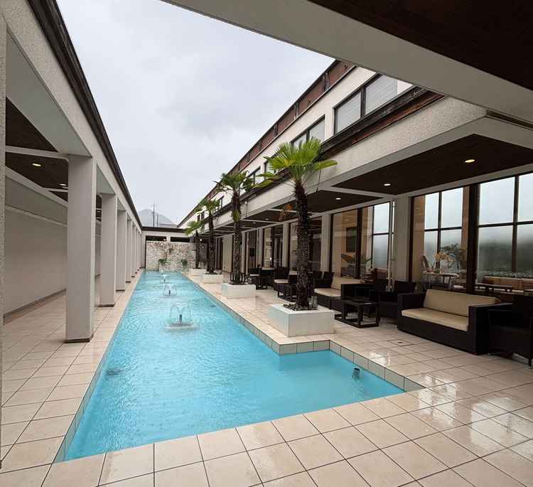 入り口のプール　雨でも濁っていなくて綺麗でした。