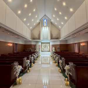 入ってすぐ感動で声を出したチャペル全体の写真。窓が少なく天候に関わらず写真を撮れるのが良いです。