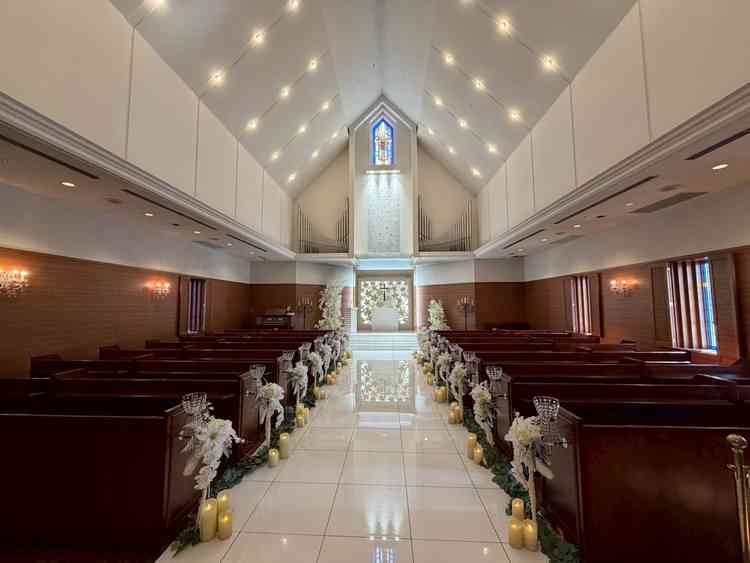 入ってすぐ感動で声を出したチャペル全体の写真。窓が少なく天候に関わらず写真を撮れるのが良いです。