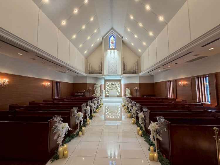 入ってすぐ感動で声を出したチャペル全体の写真。窓が少なく天候に関わらず写真を撮れるのが良いです。